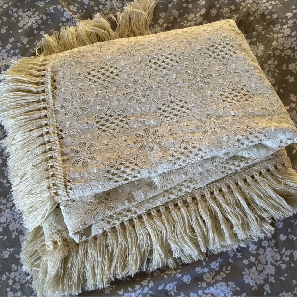 Vintage shabby chic king crochet lace coverlet & 3 standard sham pillowcases